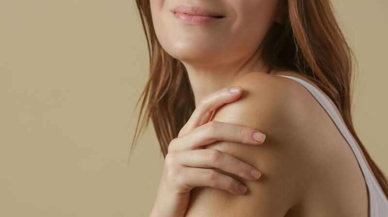 Die Schulter einer Frau