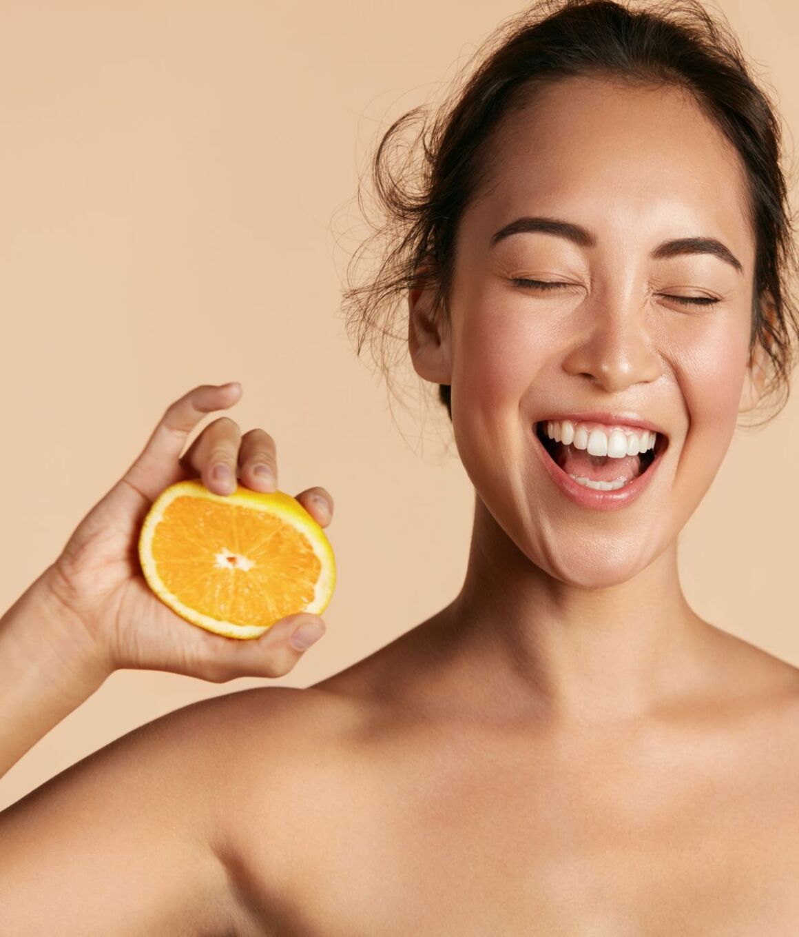 Frau mit strahlenden Lächeln