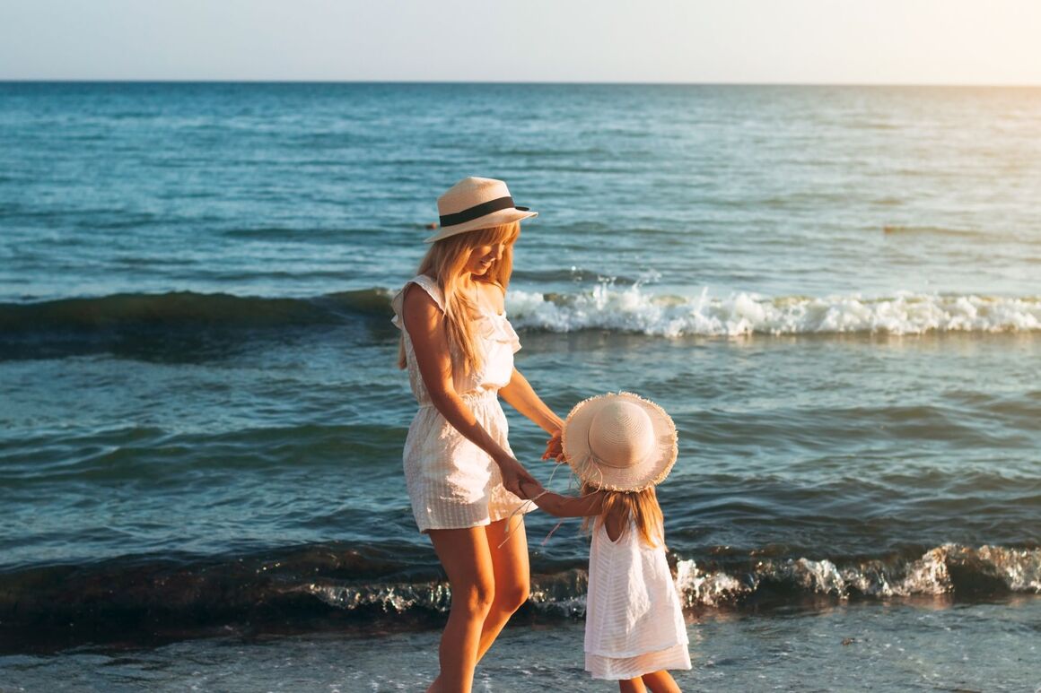 Frau mit Kind am Meer