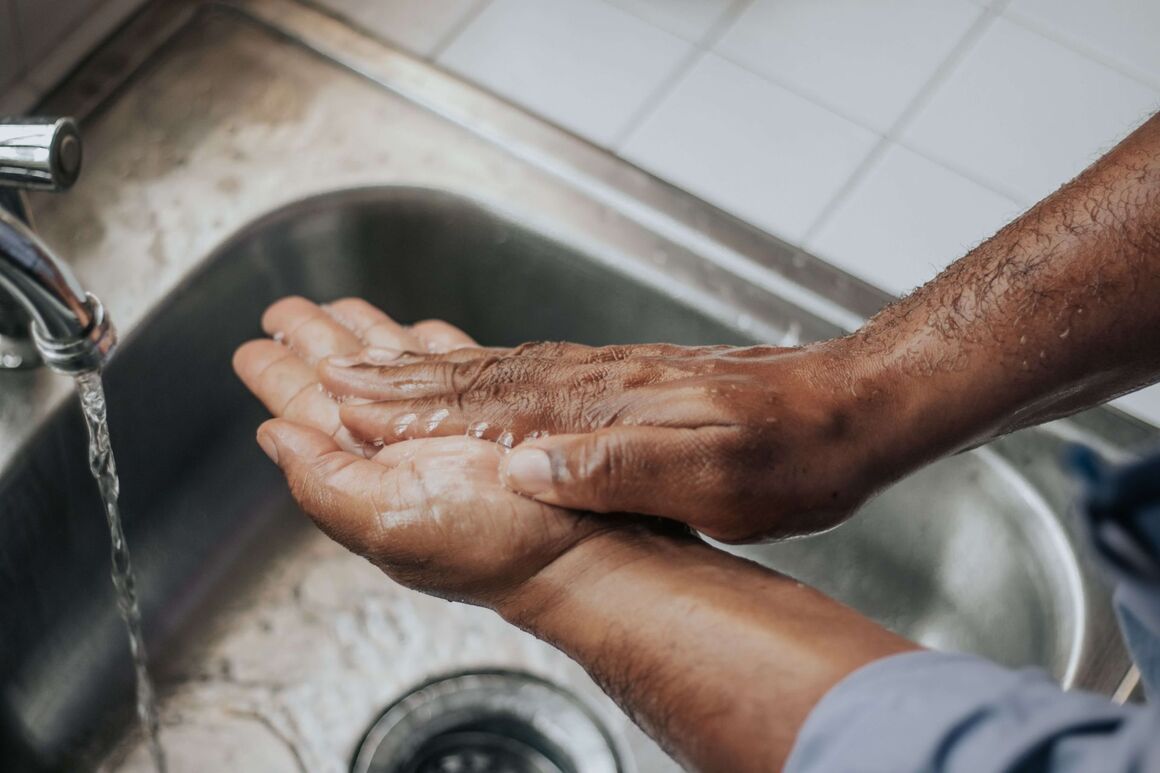 Ein Mann wäscht seine Hände