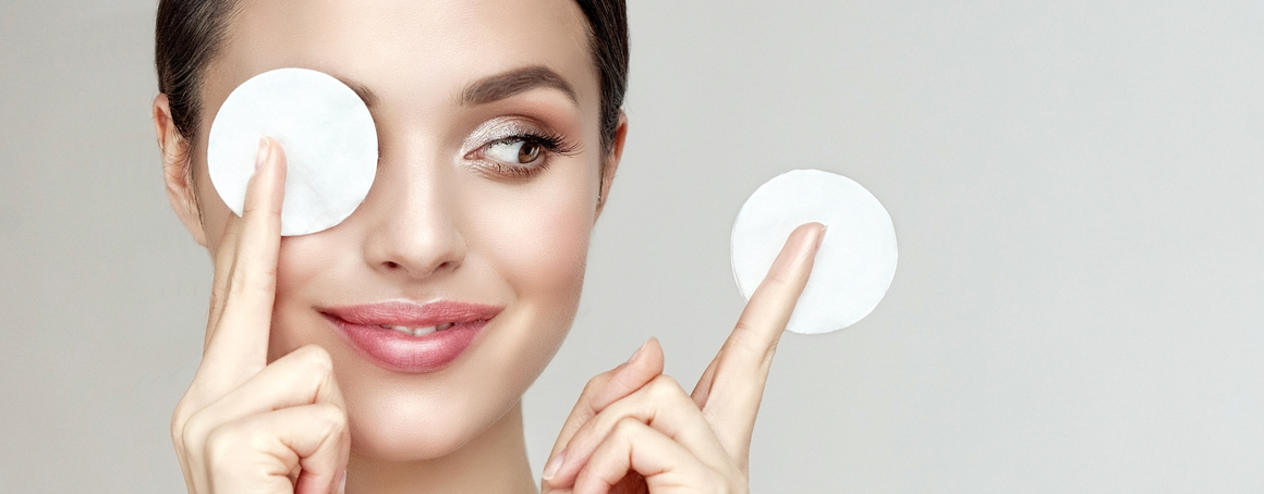 Frau mit Reinigungstüchern für das Gesicht