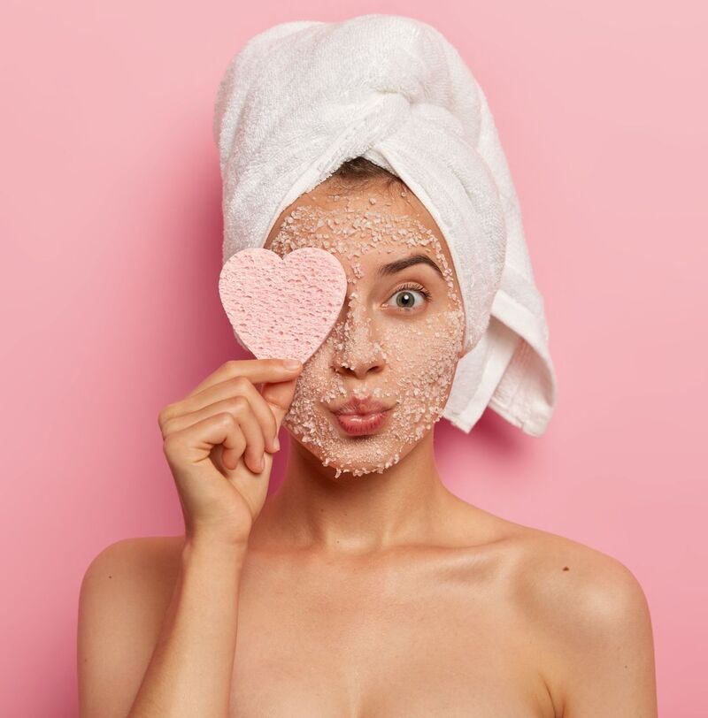 Frau mit Gesichtspeeling