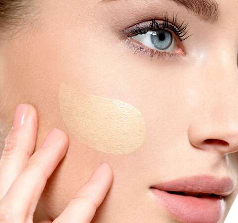 Frau mit Make-Up im Gesicht