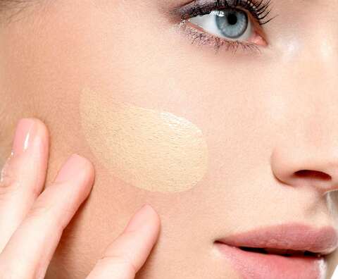 Frau mit Make-Up im Gesicht