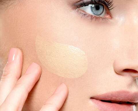 Frau mit Make-Up im Gesicht