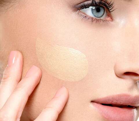 Frau mit Make-Up im Gesicht