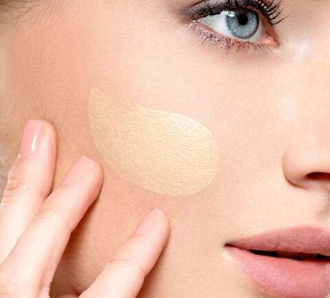 Frau mit Make-Up im Gesicht