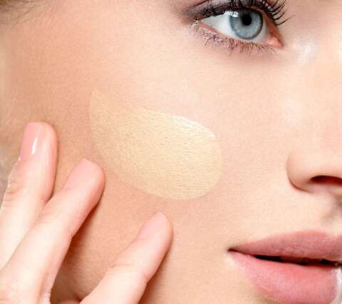 Frau mit Make-Up im Gesicht