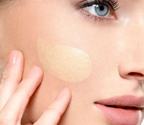 Frau mit Make-Up im Gesicht