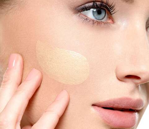 Frau mit Make-Up im Gesicht