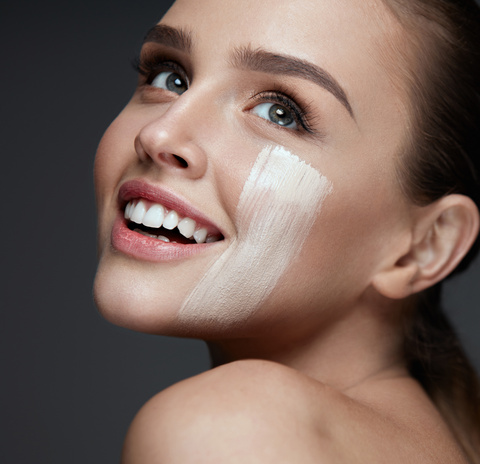 Frau mit Make-Up im Gesicht